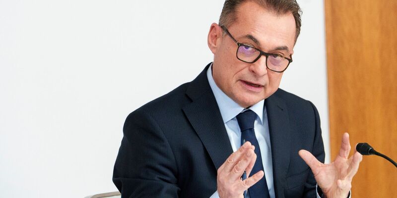 Joachim Nagel ist Bundesbank-Präsident und warnt vor Rechtsextremisten. - Foto: Andreas Arnold/dpa