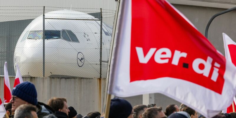 Ein Protestzug von Streikenden mit Bannern und Verdi-Fahnen in Frankfurt am Main. - Foto: Lando Hass/dpa