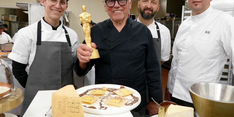 Sie kochen für die Stars: Wolfgang Puck und sein Team. - Foto: Barbara Munker/dpa