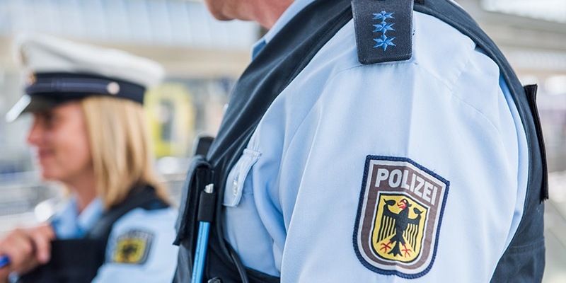 Bundespolizeidirektion München: Kameruner will sich Abschiebung entziehen/ Bundespolizei bringt Migranten nach Frankreich - Foto: presseportal.de