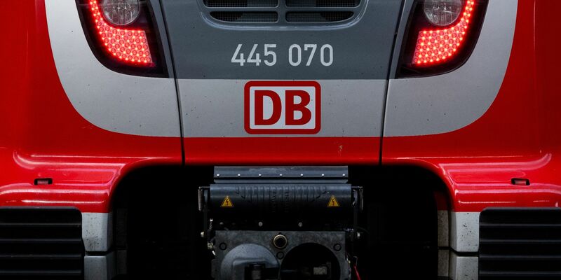 Die Deutsche Bahn will die Tarifgespräche mit der GDL fortsetzen. - Foto: Sven Hoppe/dpa