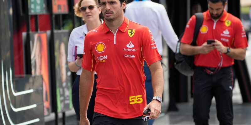 Ferrari-Pilot Carlos Sainz fällt mit einer Blinddarmentzündung aus. - Foto: Darko Bandic/AP/dpa