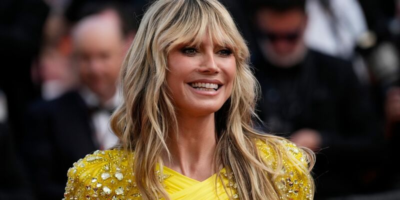 Bei der ersten Challenge mussten die Kandidatinnen und Kandidaten zu zweit vor einer Kamera posieren und Heidi Klum überzeugen. - Foto: Scott Garfitt/AP/dpa