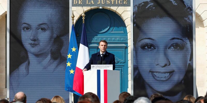 Emmanuel Macron während seiner Rede zur Verankerung des Rechts auf Abtreibung in der französischen Verfassung in Paris. - Foto: Gonzalo Fuentes/Reuters/AP/dpa