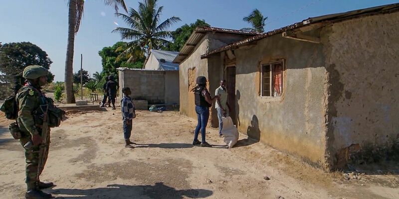 Soldaten sichern ein Gebiet ab, damit Bewohner in das Dorf Mkularini am Rande von Palma in Mosambik zurückkehren können. - Foto: Marc Hoogsteyns/AP/dpa