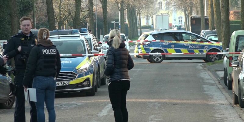 Einsatzkräfte der Polizei stehen in der Nähe des Tatorts in Ochtrup. - Foto: David Poggemann/dpa
