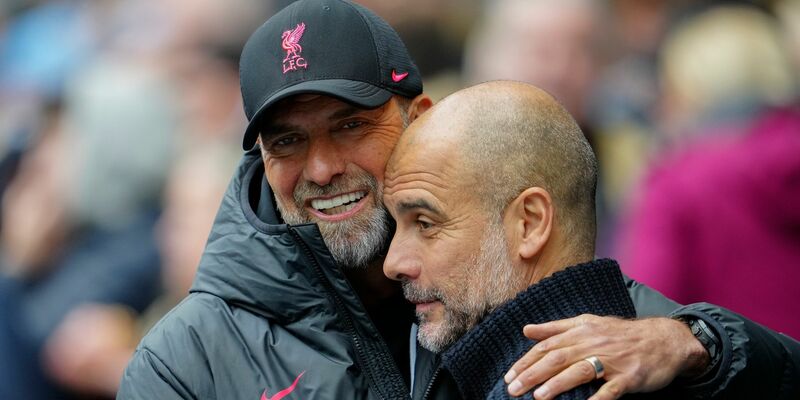 Jürgen Klopp (l) und Pep Guardiola treffen zum 16. Mal in Englands höchster Spielklasse aufeinander. - Foto: Jon Super/AP/dpa