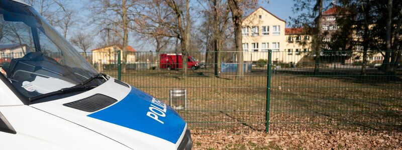 Speziell ausgebildete Einsatzkräfte haben die Schule in Petershagen durchsucht. - Foto: Christophe Gateau/dpa