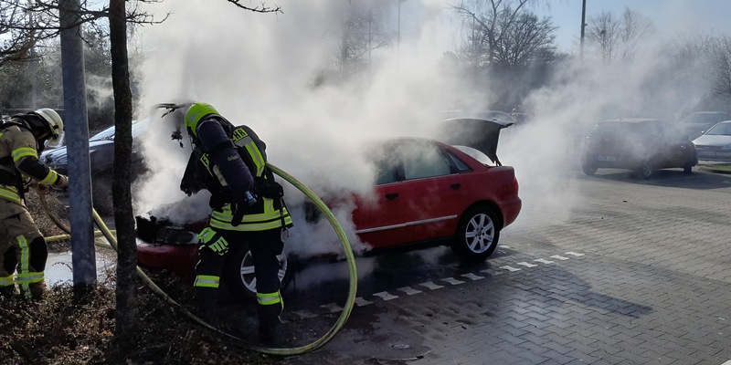FW Bremerhaven: PKW Brand in Leherheide. - Foto: presseportal.de
