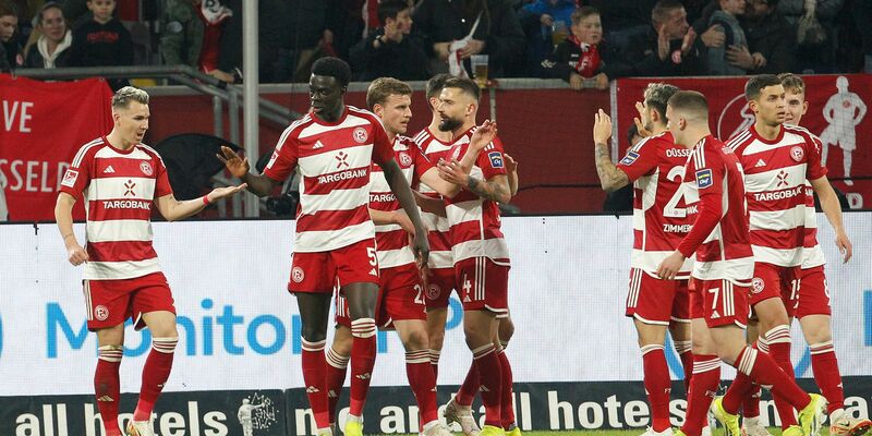 Die Fortuna rückt durch den Sieg im direkten Duell bis auf einen Punkt an den HSV heran. - Foto: Roland Weihrauch/dpa