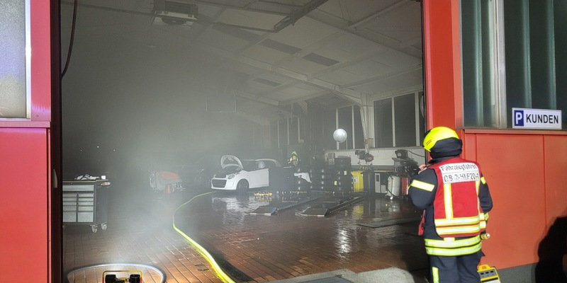 FW-OB: Brand in KFZ-Werkstatt. Aufmerksame Bürgerin und Mitarbeiter verhindern Schlimmeres. - Foto: presseportal.de