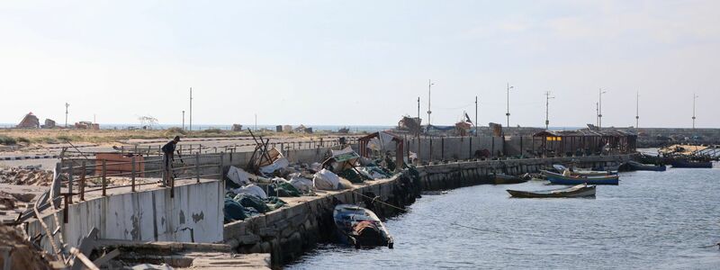 Blick auf einen beschädigten Hafen in Gaza-Stadt. Der Hafen von Gaza-Stadt ist kaputt und zu flach für große Schiffe. Doch die USA und andere wollen nun für eine begrenzte Zeit einen neuen Hafen einrichten. - Foto: Mohammed Ali/Xinhua/dpa