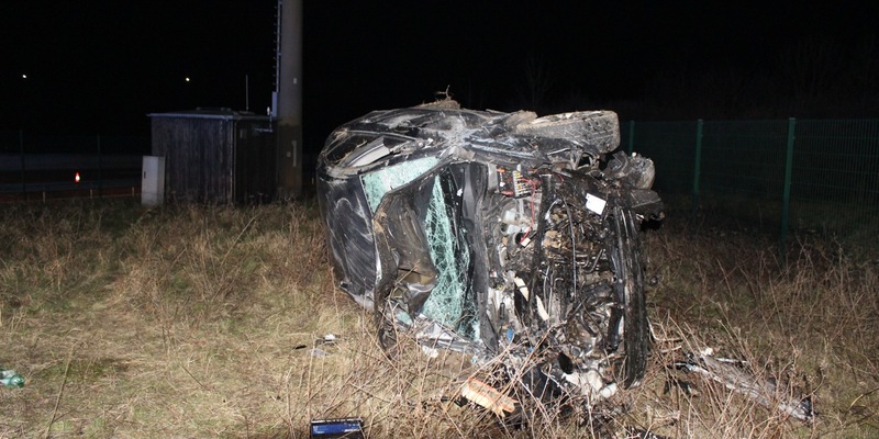 API-TH: Pkw durchbricht Zaun und überschlägt sich - Zwei Personen schwer verletzt - Foto: presseportal.de