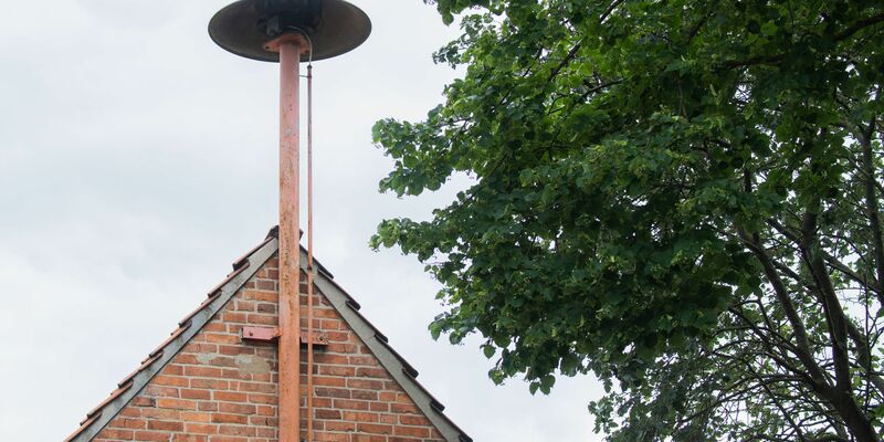 Eine Sirene steht auf einem alten Feuerwehrhaus bei Hannover. Der Städte- und Gemeindebund fordert vom Bund bessere Vorkehrungen zum Schutz der Bevölkerung. - Foto: Julian Stratenschulte/dpa