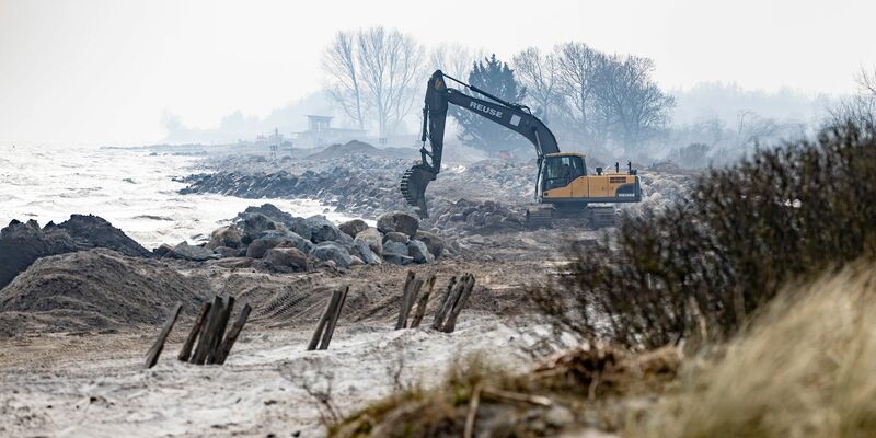 Die Gemeinde möchte versuchen, zumindest einige Stege im Laufe der Saison freizugeben. - Foto: Axel Heimken/dpa