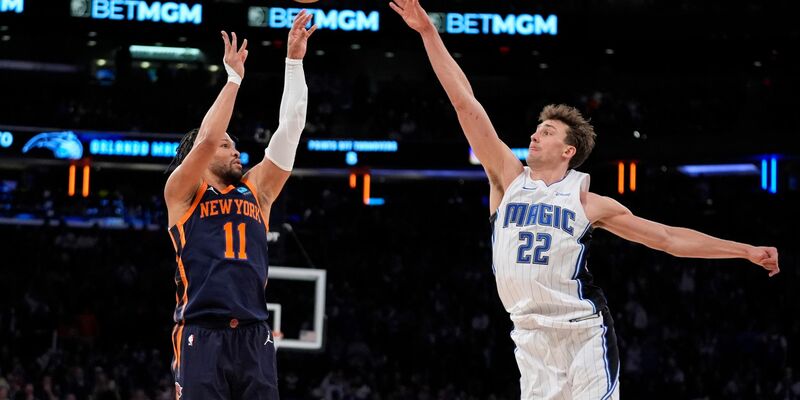 Franz Wagner (r) kann den Wurf von Jalen Brunson nicht verhindern. - Foto: Frank Franklin II/AP/dpa
