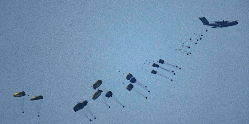 Ein Flugzeug wirft humanitäre Hilfe über dem nördlichen Gazastreifen ab. - Foto: Leo Correa/AP/dpa
