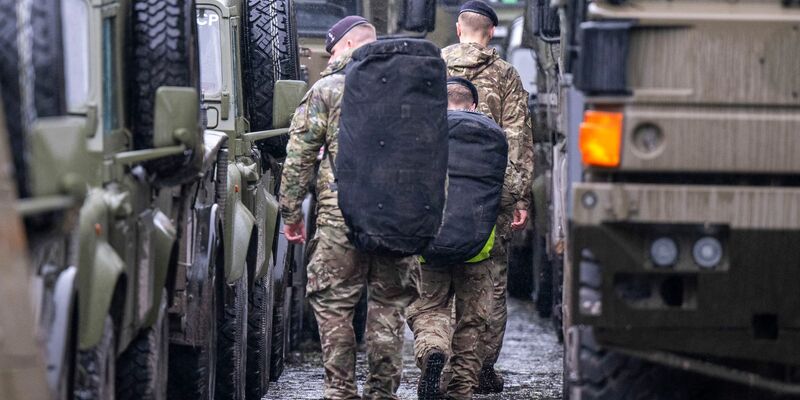Britische Soldaten auf dem Gelände einer Bundeswehrkaserne bei Paderborn. Die Briten machen im Rahmen der Übung Brilliant Jump als Teil der Großübung Steadfast Defender 24 in Ostwestfalen für eine Nacht Station. - Foto: David Inderlied/dpa