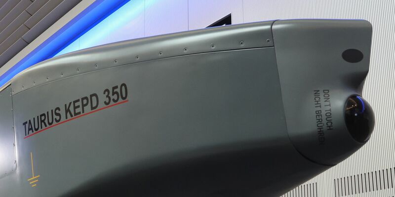 Ausstellungsstück eines Taurus KEPD 350 Marschflugkörpers im Showroom des Rüstungsunternehmens MBDA. - Foto: Karl-Josef Hildenbrand/dpa