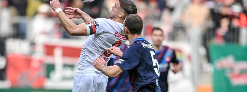 In Augsburg wurde verbissen um den Ball gekämpft. - Foto: Harry Langer/dpa