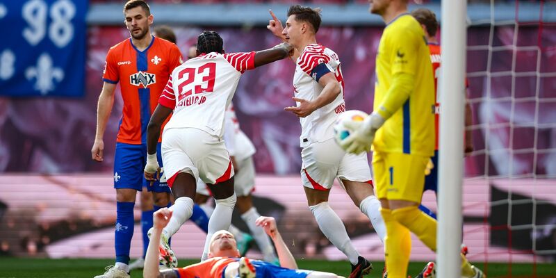 Die Leipziger Spieler jubeln nach dem Eigentor von Darmstadts Thomas Isherwood zum 1:0. - Foto: Jan Woitas/dpa