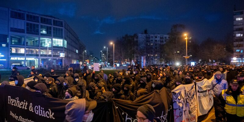 Eine Demonstration zog unter dem Motto «Stoppt den Staatsterrorismus - Solidarität mit den Untergetauchten und Gefangenen» durch Berlin. - Foto: Christophe Gateau/dpa