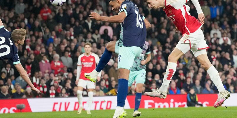 Kai Havertz (r) köpfte Arsenal gegen Brentford spät zum Sieg. - Foto: Frank Augstein/AP/dpa