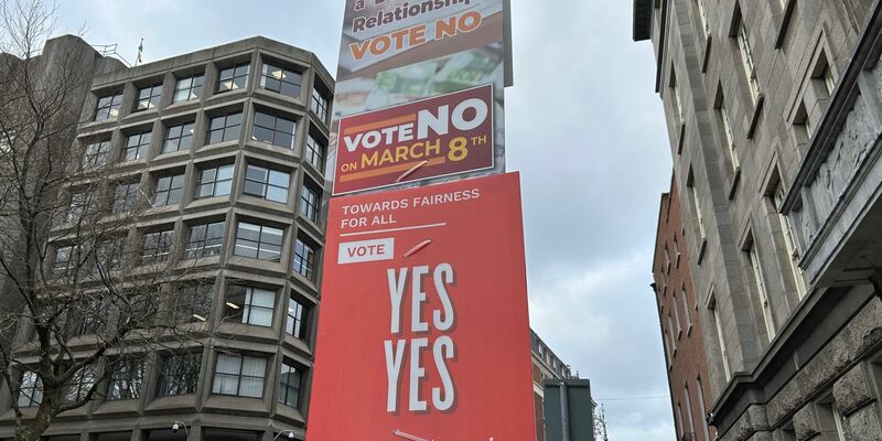 Der Wortlaut der irischen Verfassung wird vorerst nicht geändert. Zwei Referenden wollten die Rolle der Frau und der Familie in der Verfassung modernisieren. - Foto: Cillian Sherlock/PA Wire/dpa