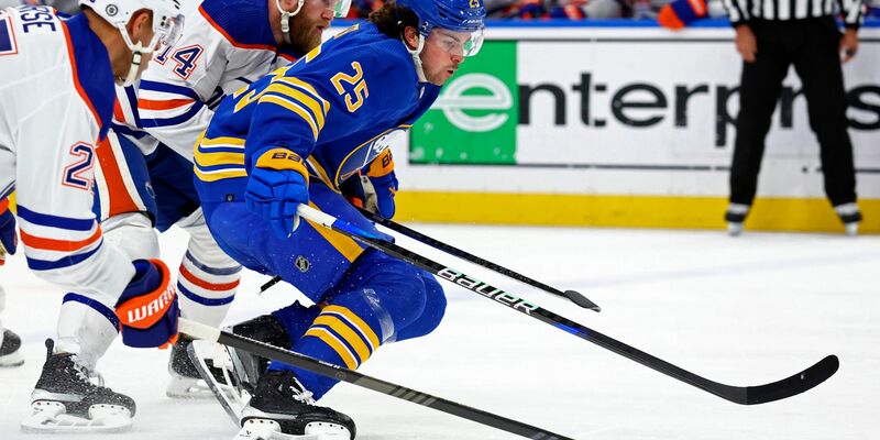 Die Edmonton Oilers (weiße Trikots) mussten sich den Buffalo Sabres geschlagen geben. - Foto: Jeffrey T. Barnes/AP/dpa