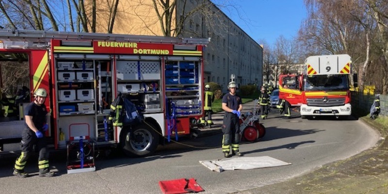 FW-DO: Feuer in Dortmund Mengede /Ausgedehnter Zimmerbrand in einem Mehrfamilienhaus - Foto: presseportal.de