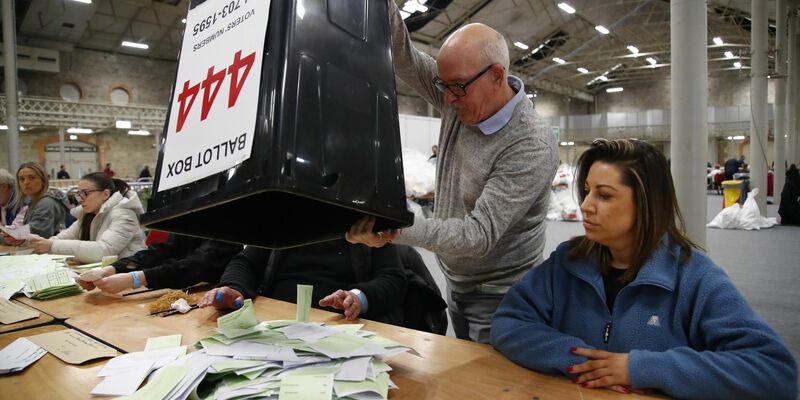 Die Wahlbeteiligung lag bei rund 44,4 Prozent. - Foto: Damien Storan/PA Wire/dpa