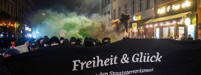 Mehrere hundert Teilnehmer einer Demonstration zur Solidarität mit untergetauchten oder inhaftierten RAF-Mitgliedern waren am Abend durch Berlin gezogen. - Foto: Christophe Gateau/dpa