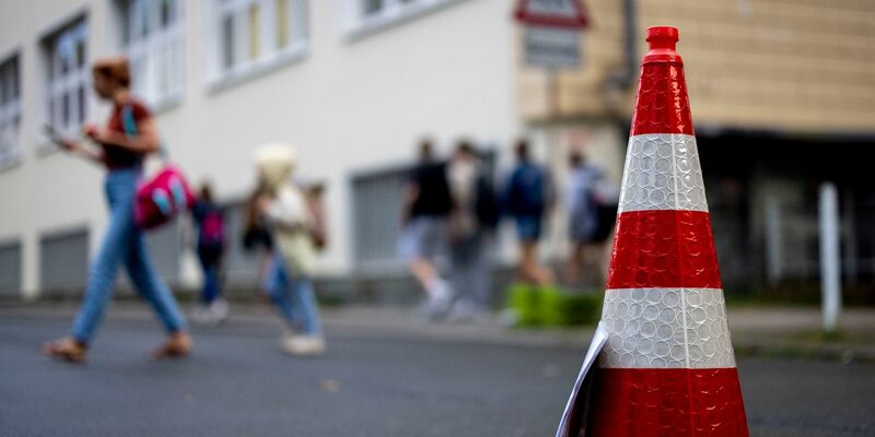 Um den «Elterntaxis» etwas entgegenzusetzen, müssen dem Städtetag zufolge individuelle Lösungen her - zum Beispiel temporäre Straßensperrungen. - Foto: Christoph Reichwein/dpa