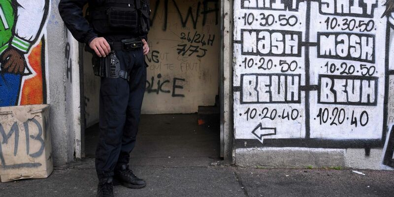 Drogenhandelsplatz im Wohnprojekt Maison-Blanche im Norden von Marseille. Drogenbanden dominieren in Marseille ganze Wohnviertel, regelmäßig gibt es tödliche Abrechnungen. - Foto: Nicolas Tucat/AFP/dpa