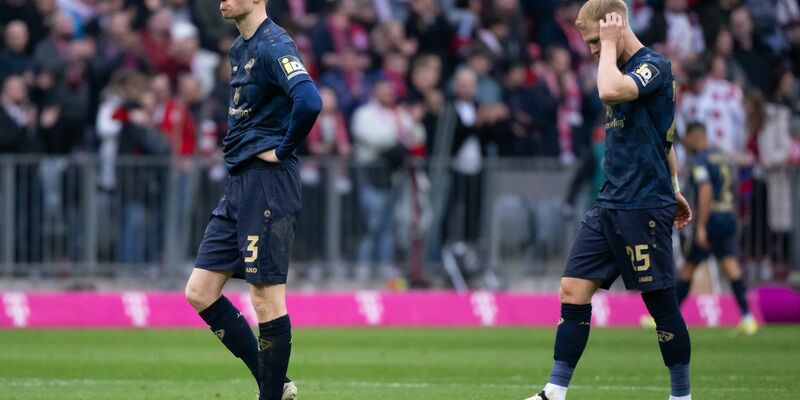 Die Mainzer Sepp van den Berg (l) und Andreas Hanche-Olsen sind nach der Klatsche beim FC Bayern enttäuscht. - Foto: Sven Hoppe/dpa