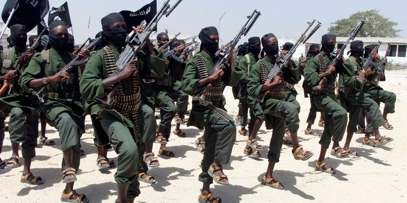 Die islamistische Terrorgruppe Al-Shabaab bekannte sich zu den jüngsten Anschlägen in Somalias Hauptstadt Mogadishu. - Foto: Farah Abdi Warsameh/AP/dpa