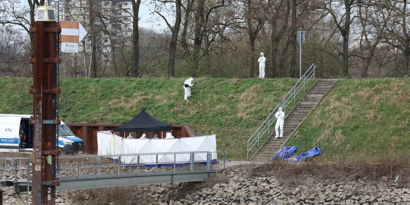 Untersuchungen am Fundort der Leiche. - Foto: Sascha Thelen/dpa