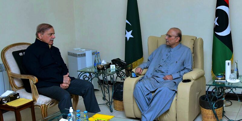 Pakistans Premierminister Shehbaz Sharif (l) zusammen mit dem neu gewählten pakistanischen Präsidenten Asif Ali Zardari. - Foto: Uncredited/Prime Minister Office/AP/dpa