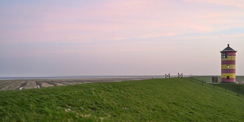 So friedlich: Der Pilsumer Leuchtturm in den frühen Morgenstunden. - Foto: Lars Penning/dpa