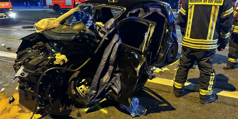 Einsatzkräfte der Feuerwehr an der Unfallstelle. - Foto: Feuerwehr Mülheim an der Ruhr/dpa