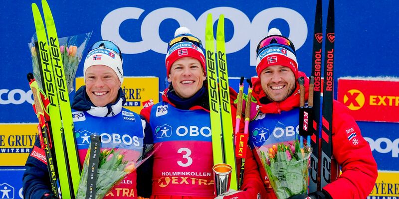 Der Sieger Johannes Hosflot Klaebo (M) aus Norwegen auf dem Podium. - Foto: Beate Oma Dahle/NTB/dpa