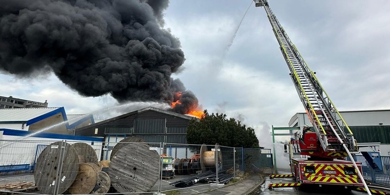 FW-DO: Großbrand am Sonntagmorgen - Lagerhalle in Dortmund-Aplerbeck steht in Vollbrand - Foto: presseportal.de