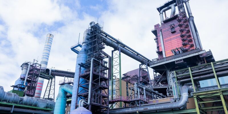 Blick auf den Hochofen 8 auf dem Werksgelände von Thyssenkrupp in Duisburg. - Foto: Rolf Vennenbernd/dpa
