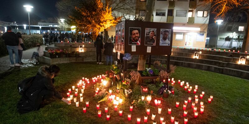 Fotos der Opfer und Teelichter erinnern Menschen am Tatort der Morde in Hanau-Kesselstadt an die Bluttat. - Foto: Boris Roessler/dpa