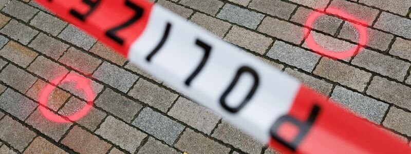 Markierungen der Kriminaltechnik am abgesperrten Tatort. - Foto: Friso Gentsch/dpa