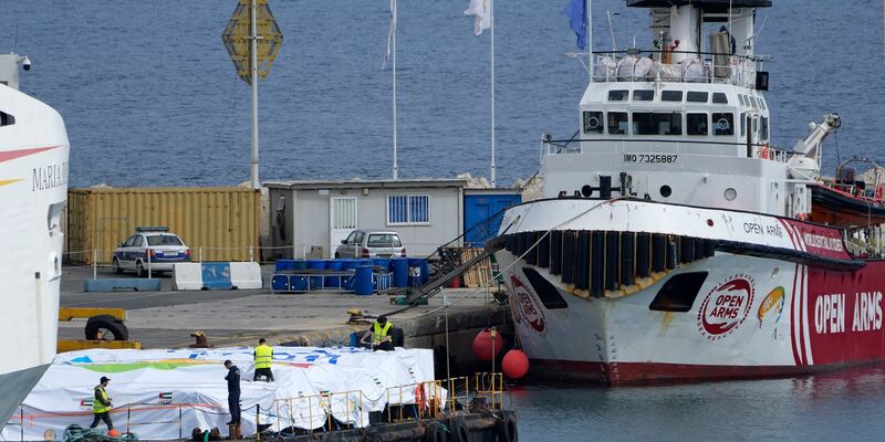 Das Schiff der spanischen Hilfsorganisation «Open Arms» soll rund 200 Tonnen Lebensmittel von Zypern nach Gaza bringen. - Foto: Petros Karadjias/AP/dpa