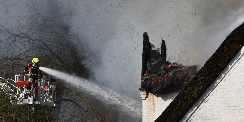 FW-PI: Heidgraben: Großfeuer eines mit Reet gedeckten Wohnhaues - 1. Folgemeldung - Foto: presseportal.de