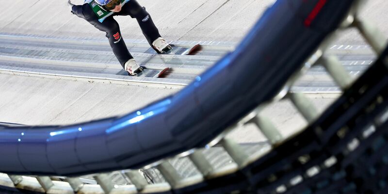 Andreas Wellinger konnte sich in Oslo zwar etwas steigern, im Gesamtklassement büßte er aber kräftig ein. - Foto: Daniel Karmann/dpa/Archivbild