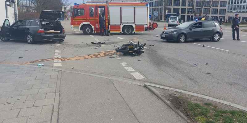 FW-M: Motorrad kracht in Pkw (Milbertshofen) - Foto: presseportal.de