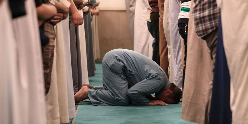 Moslems beten in der Moschee von Scheich Abdul Qadir Al-Kilani. - Foto: Ameer Al-Mohammedawi/dpa